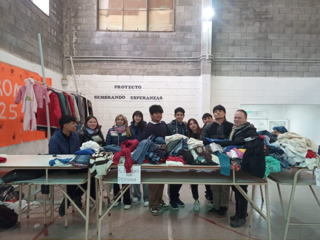Estudiantes del Carande Carro impulsaron un ropero comunitario solidario contra el frío