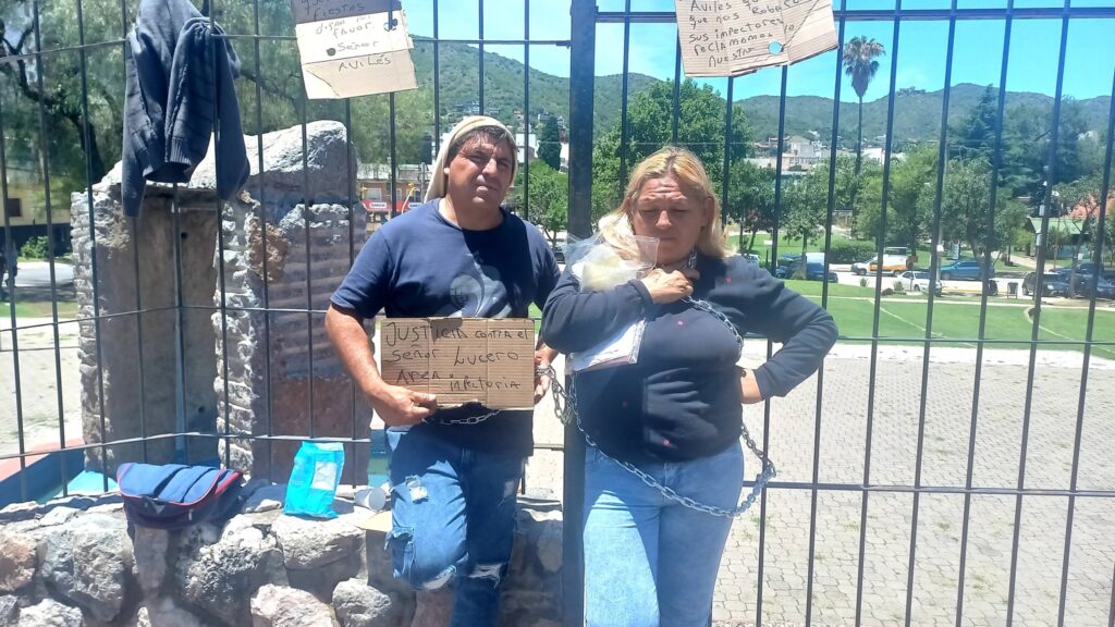 Vendedores ambulantes se encadenaron frente al municipio tras el decomiso de su mercadería