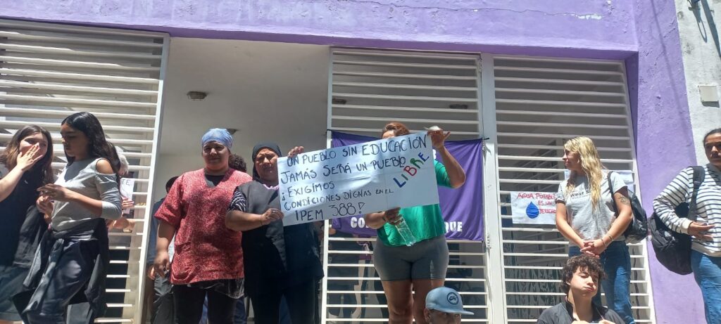 Docentes y familias del IPEM 388 realizaron un abrazo simbólico para reclamar mejoras urgentes
