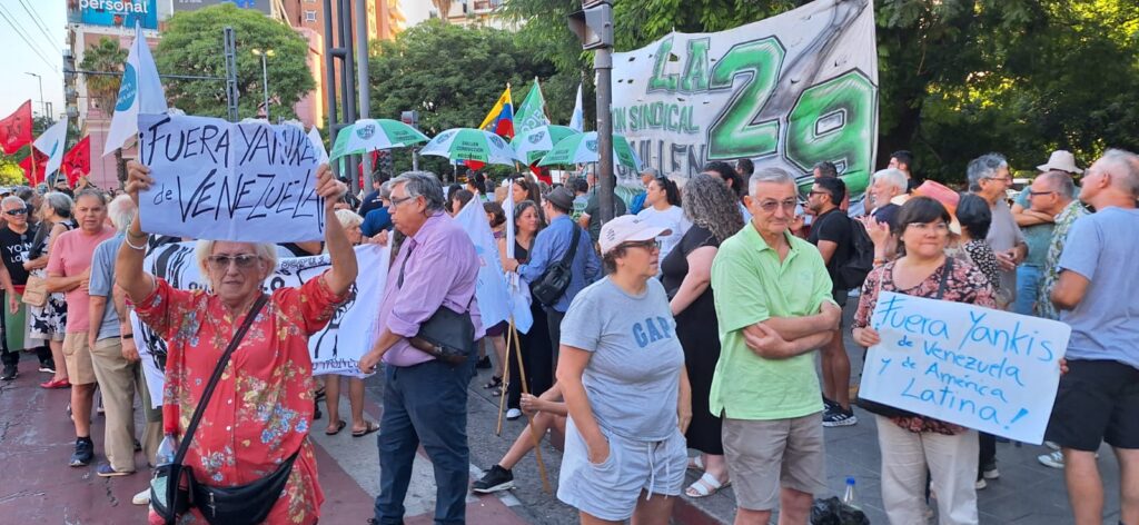 Organizaciones y personas autoconvocadas se movilizaron en Córdoba en apoyo a Venezuela y repudiaron una intervención de Estados Unidos