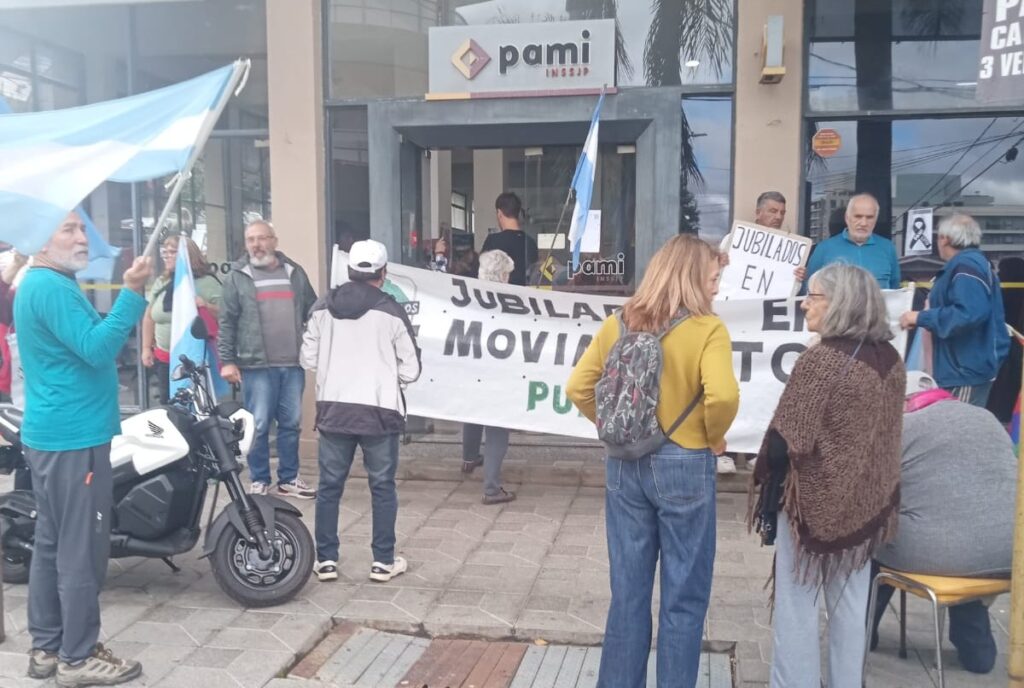 En medio del paro de los médicos de cabecera, el Movimiento de Jubilados Punilla se movilizó frente al PAMI 