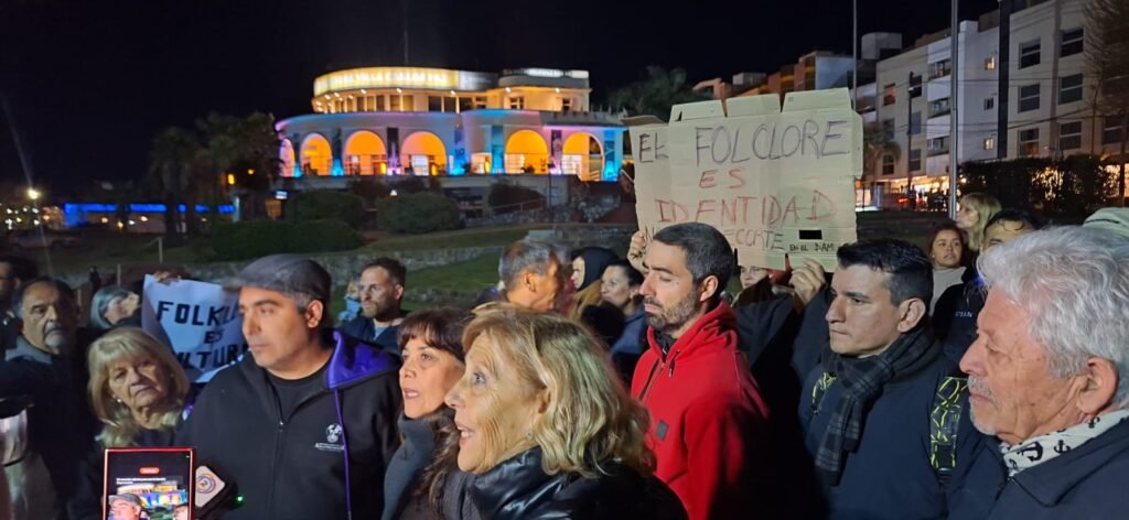 Estudiantes de Folclore reclamaron en los Jardines Municipales por cambios de docentes a pocos meses del cierre del año