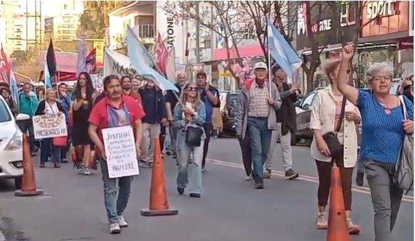 Marcha de la Bronca: organizaciones sociales y vecinos se movilizaron en Villa Carlos Paz