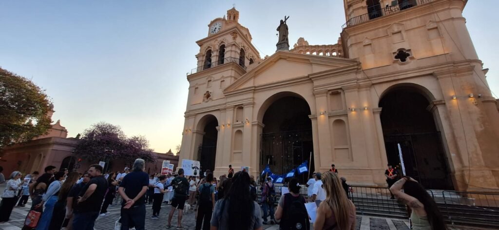 Marcha de los Pintorcitos: al grito de “encubridores”, el reclamo llegó a la Catedral y al Arzobispado de Córdoba